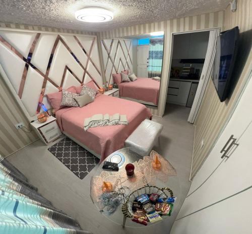 una vista sul soffitto di una camera con 2 letti e un tavolo di Gold House Oro a Hacienda Mera