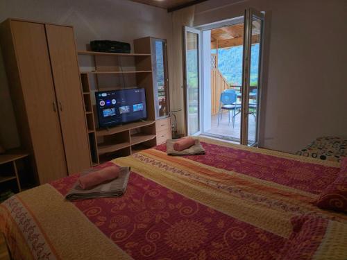 Ένα ή περισσότερα κρεβάτια σε δωμάτιο στο Apartments NEAR THE SOČA RIVER