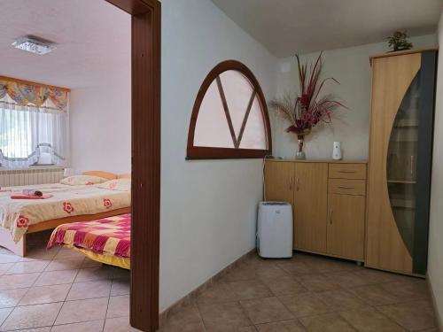 Ένα ή περισσότερα κρεβάτια σε δωμάτιο στο Apartments NEAR THE SOČA RIVER