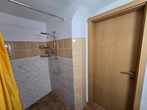 Ένα μπάνιο στο Apartments NEAR THE SOČA RIVER