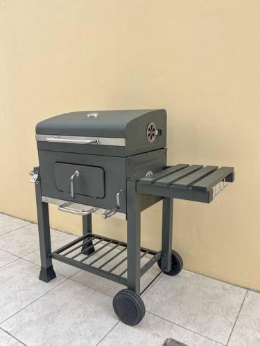 a grill sitting on a cart in a room at Jabal Akhdar Rummana Villa in Al ‘Aqar