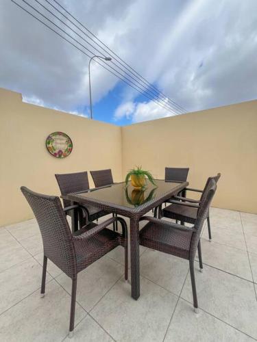 a table and chairs with a vase on top of it at Jabal Akhdar Rummana Villa in Al ‘Aqar