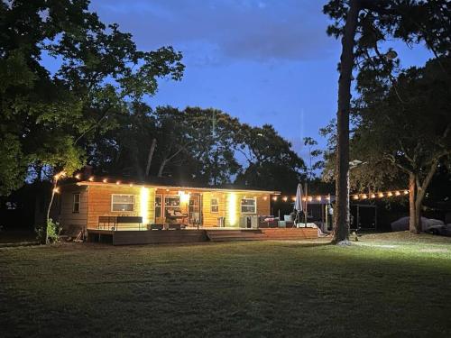 Una casa iluminada por la noche con luces encendidas en Room in smart home with pond view, en Orlando