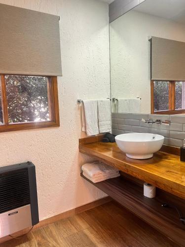 a bathroom with a sink and a mirror at Pilgrim's Rest - Descanso del Peregrino in Chacras de Coria