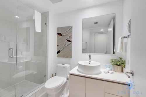 Koupelna v ubytování Spectacular Apartment Beachwalk Bliss Pool Gym