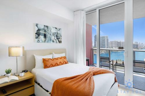 Postel nebo postele na pokoji v ubytování Spectacular Apartment Beachwalk Bliss Pool Gym