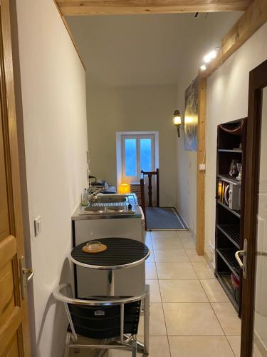 - une cuisine avec un grill au milieu d'une pièce dans l'établissement Appartement maison de village à Ota-Porto, à Porto