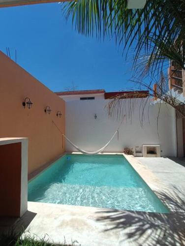 a swimming pool in front of a building at Departemento El tuch in Campeche
