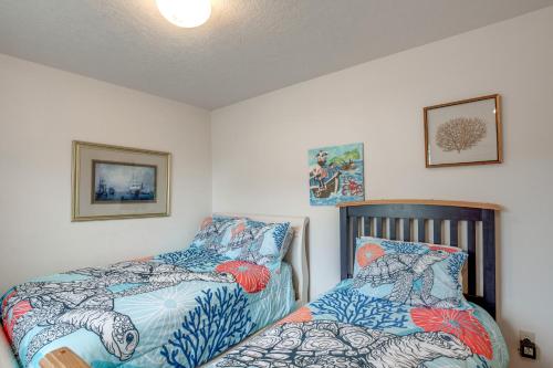 two beds sitting next to each other in a bedroom at Relaxing Lincoln City Coastal Escape Near Beach! in Lincoln City