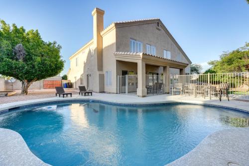 Kolam renang di atau dekat dengan Heated Pool and Fire Pit Family Home in Chandler