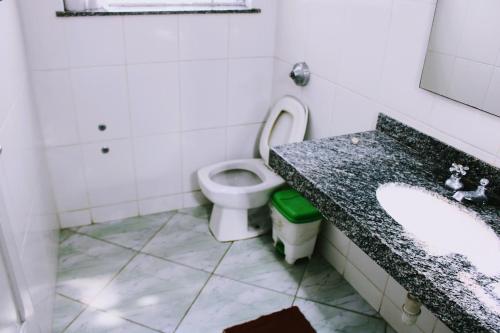 Salle de bains dans l'établissement Pousada JRM