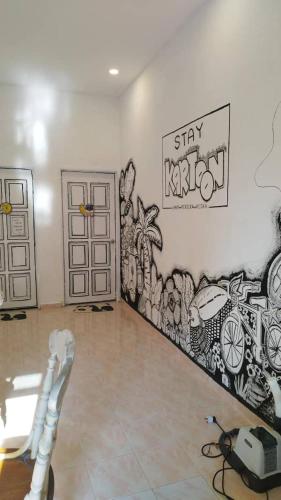 Gambar di galeri bagi Homestay Stay Kartoon Pantai Merdeka di Kampong Pengkalan Batu Lintang