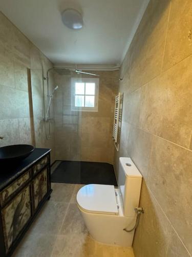 une salle de bain avec toilettes et lavabo dans l'établissement 14474 Location saisonnière BAS DE VILLA dans un domaine privé prestigieux, à Les Adrets-de-Fréjus