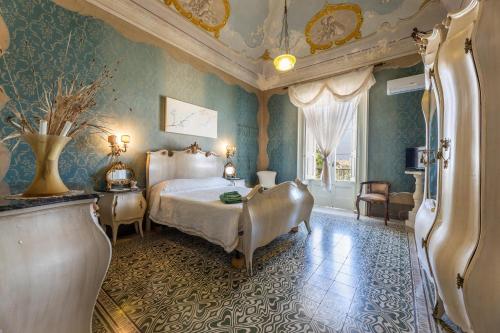 una camera da letto con un letto, un tavolo e delle sedie di Apulia Honor Palace a Calimera