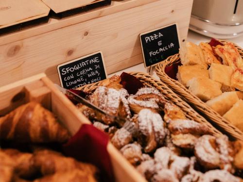 a display of different types of breads and pastries at Hotel Eden Salò in Salò
