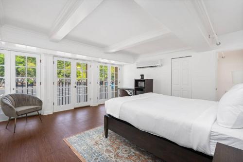 Ένα ή περισσότερα κρεβάτια σε δωμάτιο στο Sonoma Valley Private Suite at Historic Stonehouse!