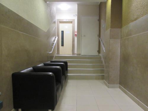 a hallway with a row of seats in a building at Hotel Salomão - Próximo a 25 de Março, Bom Retiro, Brás e Rua Santa Efigênia, a 2 minutos do Mirante Sampa Sky e pista de Skate Anhangabaú in Sao Paulo