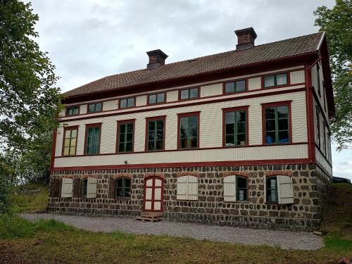 a large brick building with a red door at Kungsgården BnB in Kungsgården