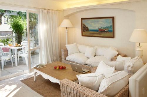 Villa Sa Calma Beach Sa Riera في بيغور: غرفة معيشة مع أريكة وطاولة مع الكمبيوتر المحمول
