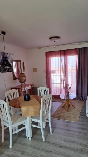 a dining room with a table and chairs at Arenal den Castell Castellsol in Arenal d'en Castell