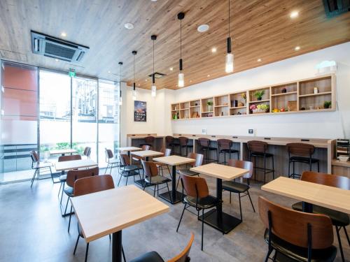 a restaurant with tables and chairs in a room at APA Hotel Fukuoka Tenjin Nishi in Fukuoka