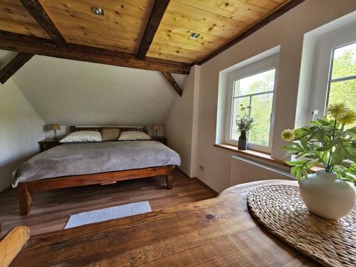Postel nebo postele na pokoji v ubytování gemütliche Ferienwohnung Schwarzmühle