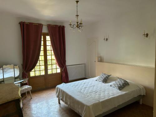 une chambre avec un lit et une fenêtre dans l'établissement Gîte les Mercieres la Villa Maison campagne grands espaces oasis de nature, convivialité, détente 5 Chambres piscine chauffée Wifi piano billard, à Pexiora