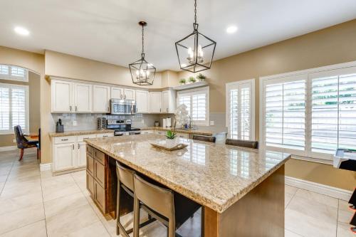 Dapur atau dapur kecil di Heated Pool and Fire Pit Family Home in Chandler