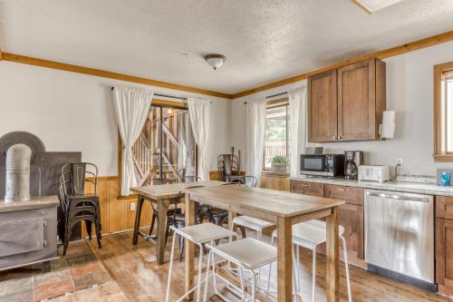 Η κουζίνα ή μικρή κουζίνα στο Little Trail Lodge - Unit B