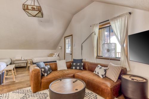 Μια τηλεόραση ή/και κέντρο ψυχαγωγίας στο Little Trail Lodge - Unit B