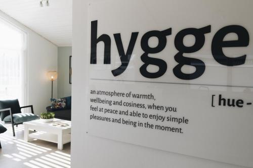 a living room with a sign that reads hope at SeeHus - Nordhorn in Nordhorn