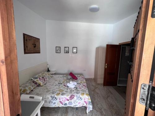 ヘレス・デ・ラ・フロンテーラにあるApartamentos La Campana 5の部屋にベッドが置かれた小さな寝室