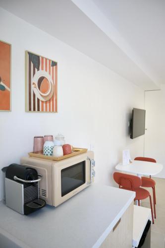 - un four micro-ondes installé au-dessus d'un comptoir dans l'établissement Suite l'Aparté, à Meyzieu