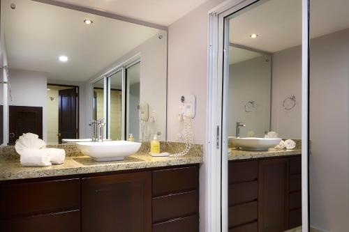A bathroom at Plaza Florida Suites