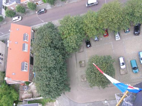 an overhead view of a parking lot with trees and cars at B&B de Loeff in Waalwijk