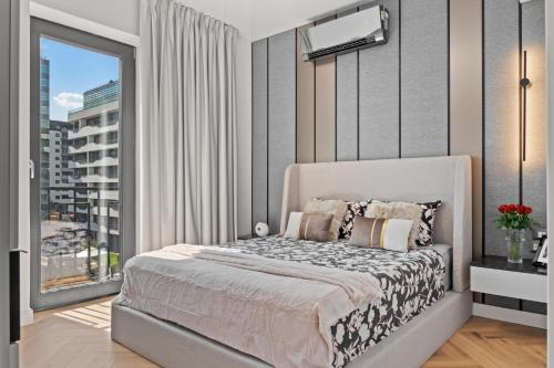 una camera da letto con un letto e una grande finestra di My Place Residence a Voluntari