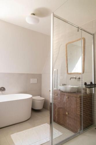 une salle de bain avec une baignoire, des toilettes et un lavabo dans l'établissement Villa & Maison d'exception Deauv Hills, Deauville, à Bonneville-sur-Touques