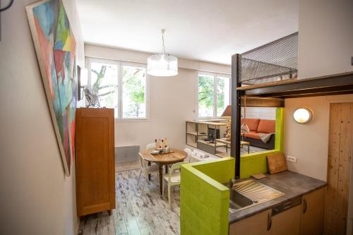 une petite chambre avec une table et une salle à manger dans l'établissement La loge Theuriet - Bord de lac, à Annecy