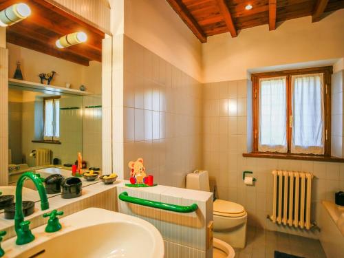 een badkamer met een wastafel en een toilet bij Casolare Oltre il Cielo in Porcari