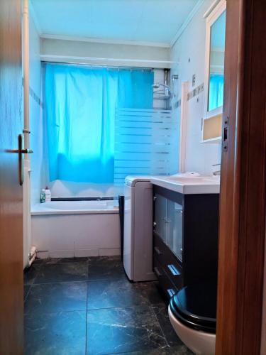 une salle de bain avec toilettes, lavabo et baignoire dans l'établissement Rémy Dumoncel, à Paris