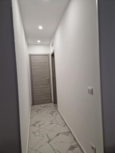 a hallway with a tile floor and a door at Eden in Lamezia Terme