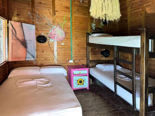 a room with two bunk beds in a cabin at Casa en el agua in Tintipan Island