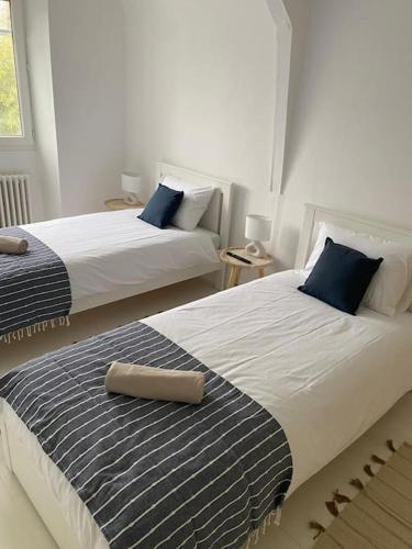 deux lits côte à côte dans une chambre dans l'établissement Maison de pêcheur Presqu'île Séné, à Séné