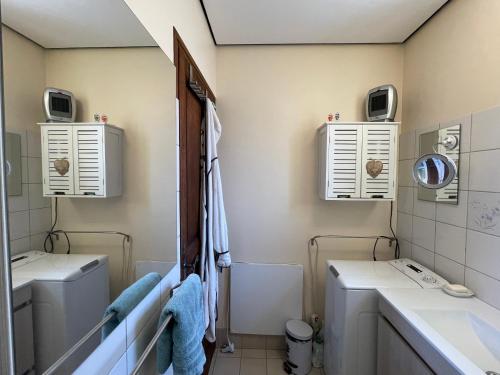 La salle de bains est pourvue de 2 lavabos et de 2 climatiseurs. dans l'établissement Gîte Calviac-en-Périgord La Tortuga, à Calviac