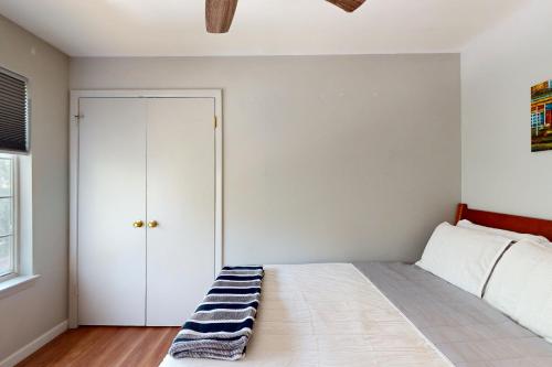 Ein Bett oder Betten in einem Zimmer der Unterkunft 220 Elm St