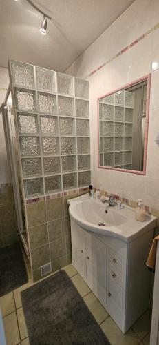 une salle de bain avec un lavabo et un miroir dans l'établissement Deux pièces face aux pistes, à Péone