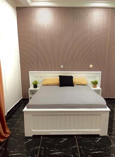 a bedroom with a large bed in a room at Appartement Prestige Avec Balcon in Pointe-Noire