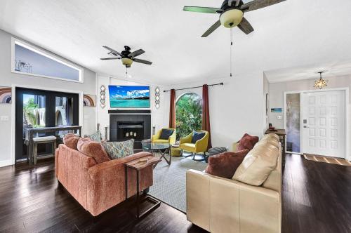 ボニータ・スプリングスにあるHeated Pool, Sleeps 10, Relaxing Lanai, Near Beaches, Pet Friendly!の2つのソファと暖炉のあるリビングルーム