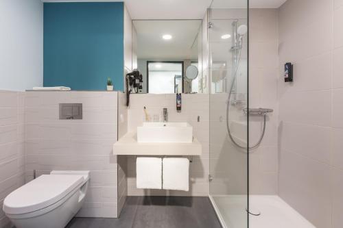 Un baño de Holiday Inn - the niu, Seven Dusseldorf Ost by IHG