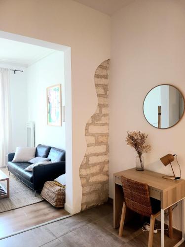 - un salon avec une table et un miroir dans l'établissement Superbe T2 Spacieux Centre-ville avec extérieur, à Montpellier
